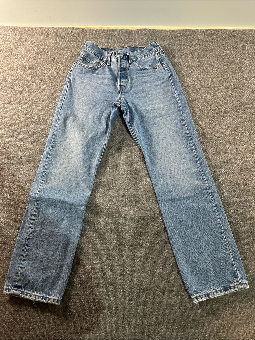Levi’s 501 Button Fly Women’s Midrise Straight leg Denim Jeans Size 26x30